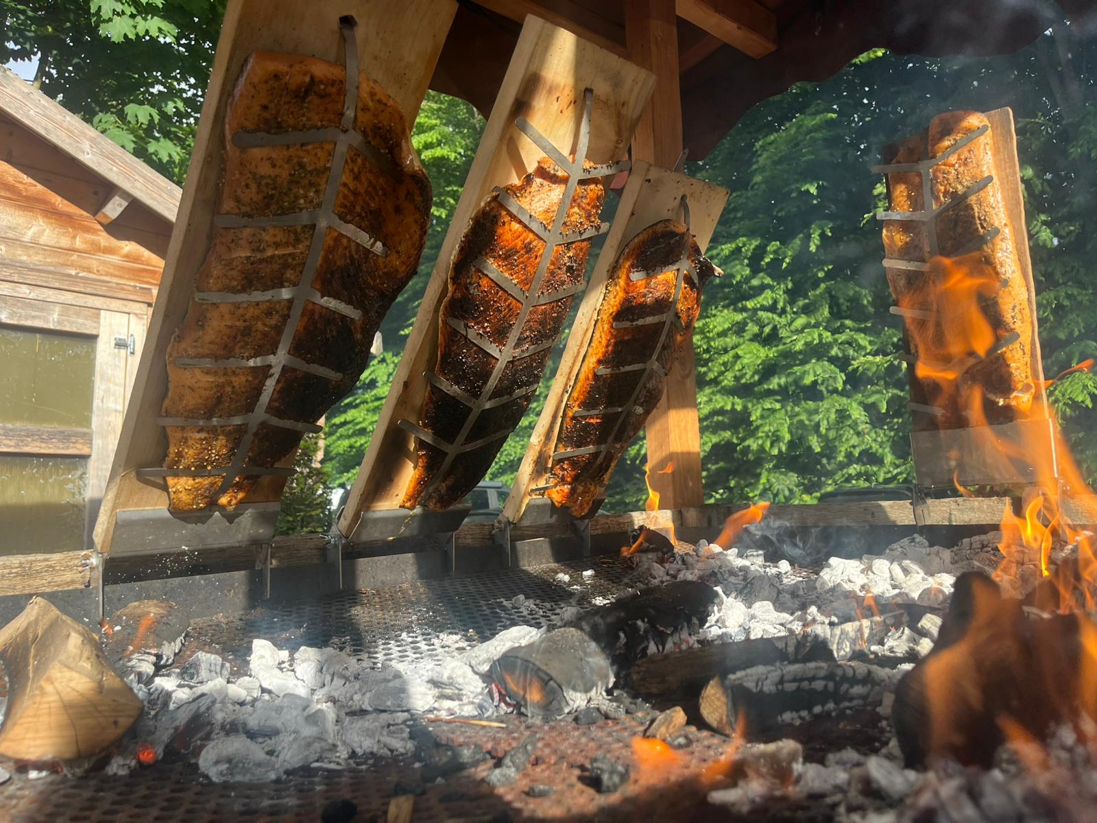 Flammlachs am offenen Feuer bei einem Kaistens-Event